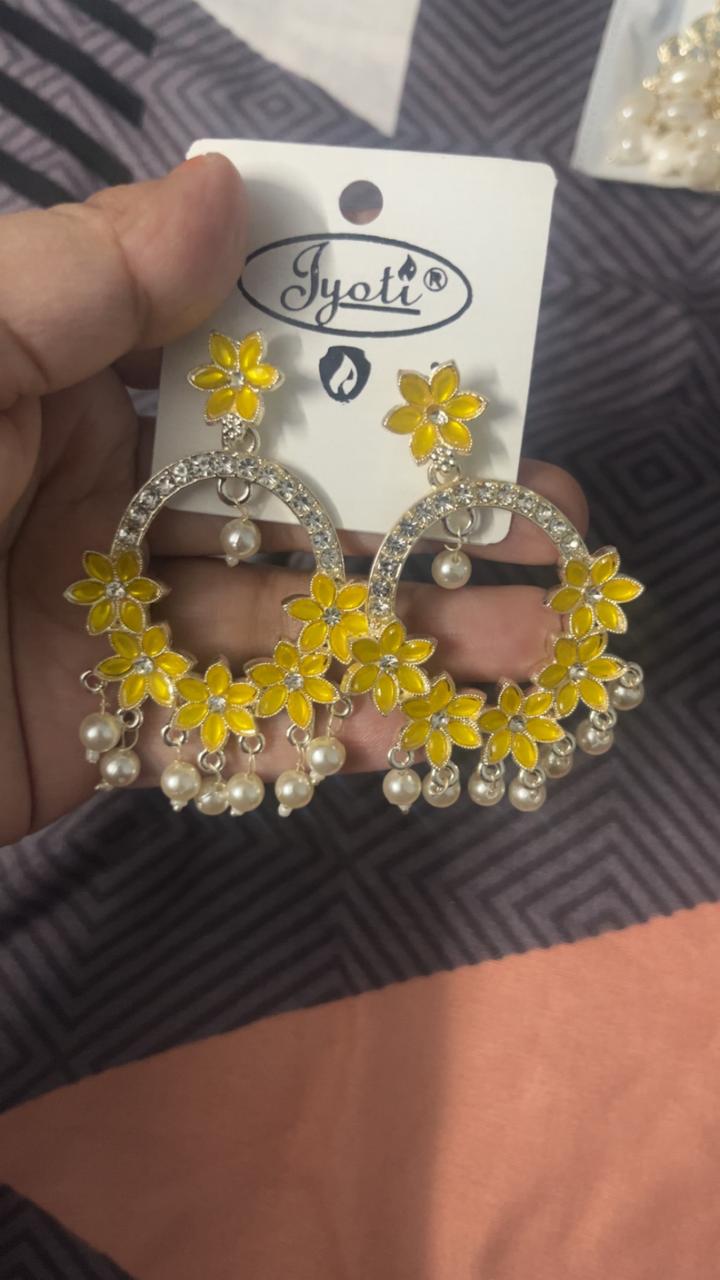 Daisy Pearl Statement Hoops